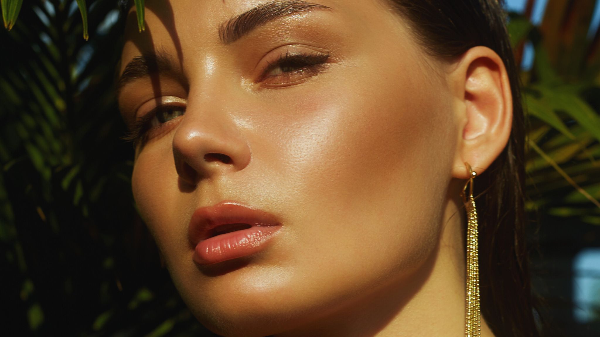 Donna con viso ambrato make-up estivo
