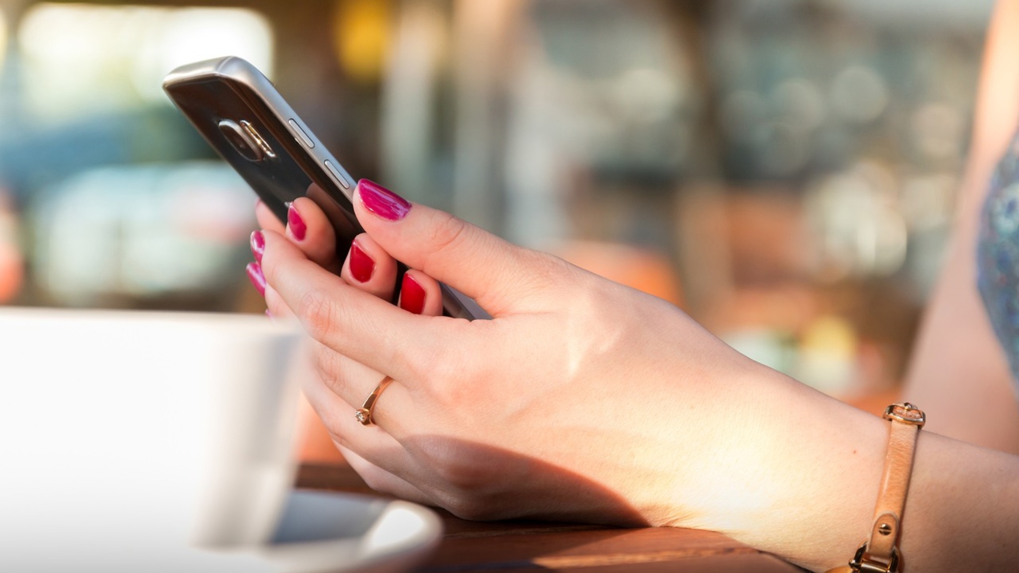 Ultra sottile ma con batteria da 10.000 mAh: nuovo smartphone in arrivo nel 2026
