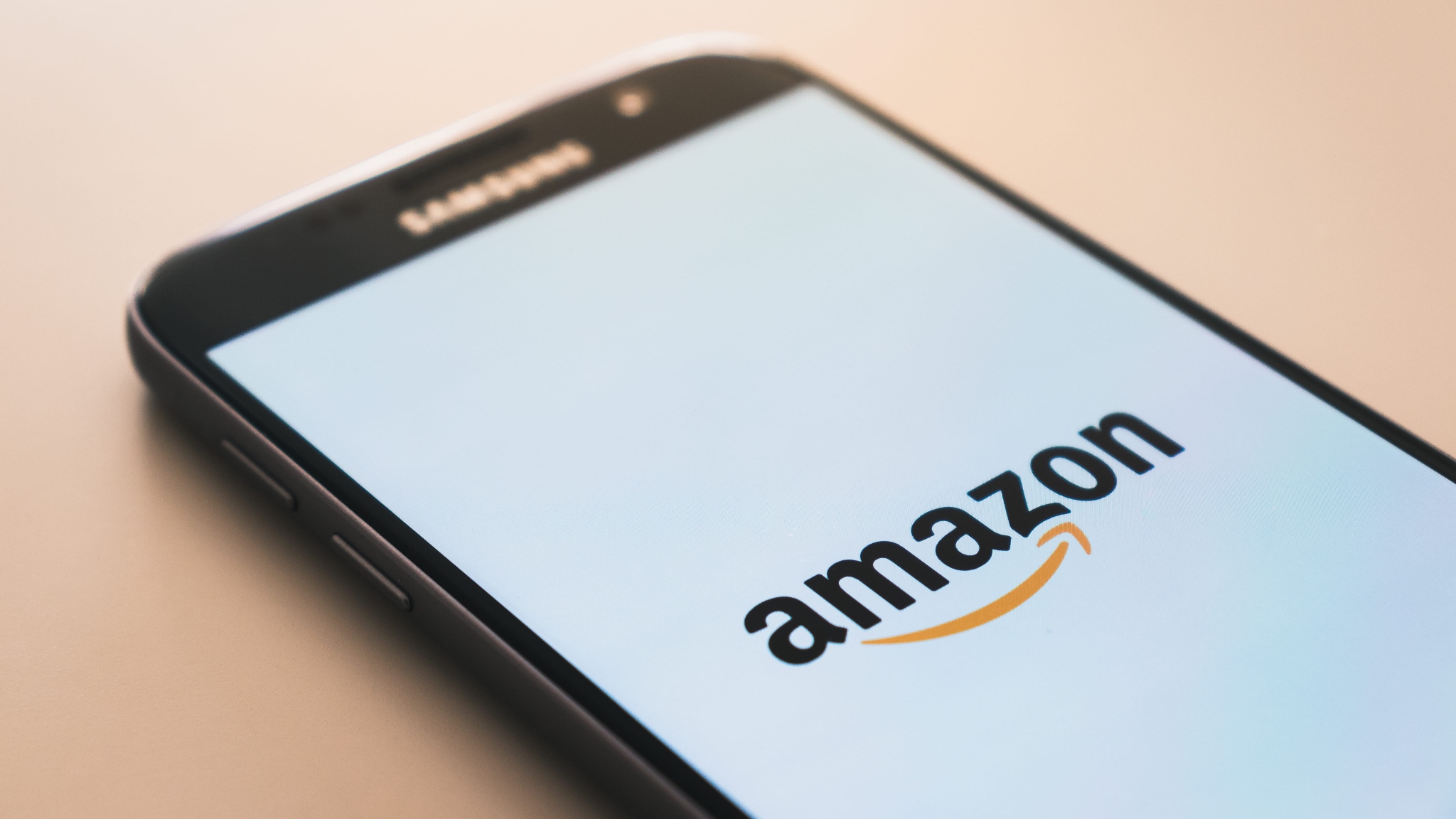 Logo amazon su schermo del telefono